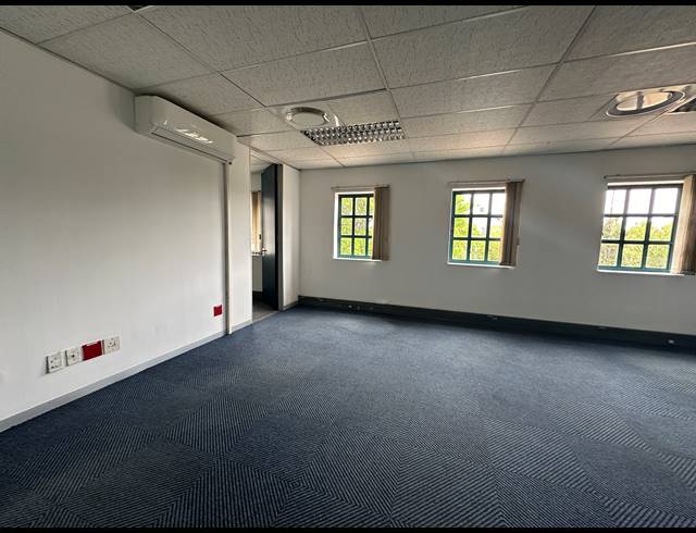 1,910M² OFFICE TO LET IN SUNNINGHILL